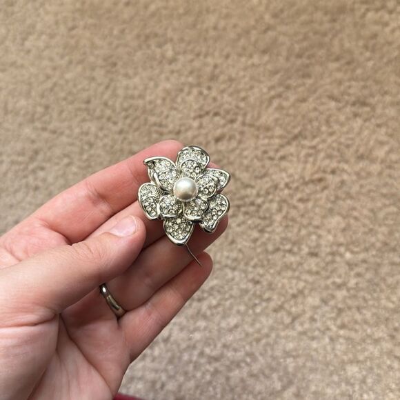 Bling Jewelry Sparkling Silver Flower Brooch with Pearl - Picture 6 of 7